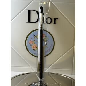 Morphe M330 - Blending Crease Brush - NEW